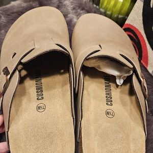 Cushionaire Women's Tan Slippers